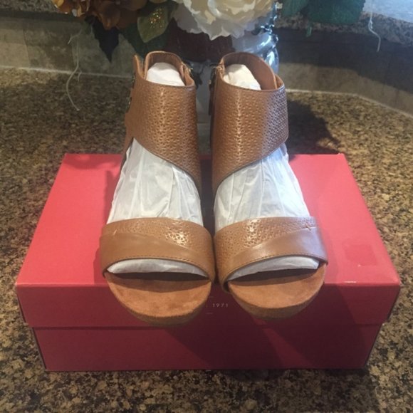 Tan Leather Sandals by Rockport (in original
box) - Picture 6 of 15